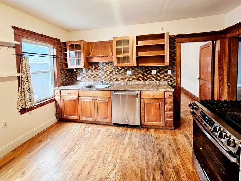 Building Photo - 12 Saint Peter St