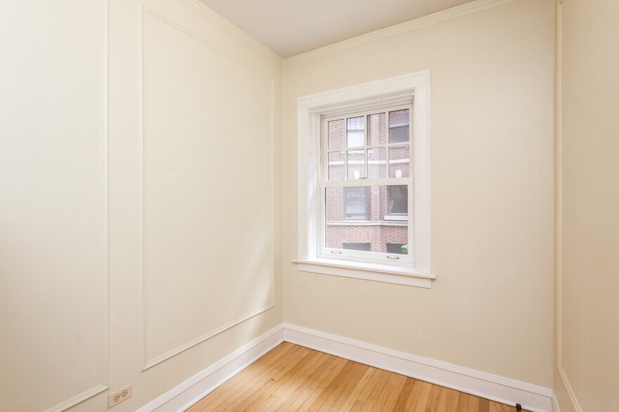 Building Photo - 2328 N Lincoln Park W