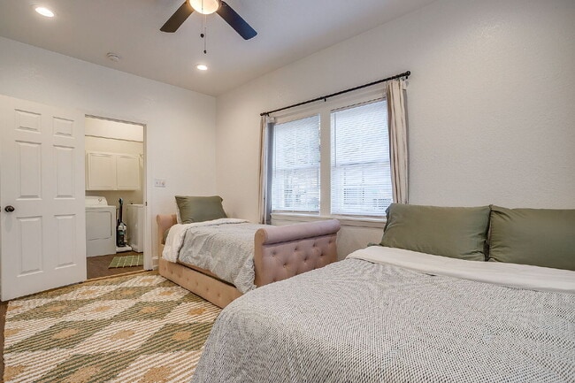 Building Photo - Fully furnished and updated 3 bedroom 2 bath in the heart of River Oaks. Available immediately an...