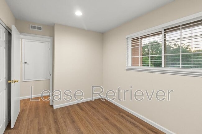 Building Photo - 990 Palm Cir