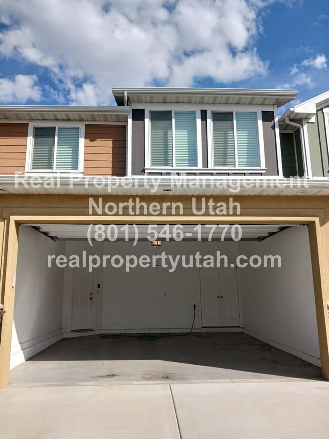 Building Photo - 3 Bed 2.5 Bath Townhome in West Haven Comi...