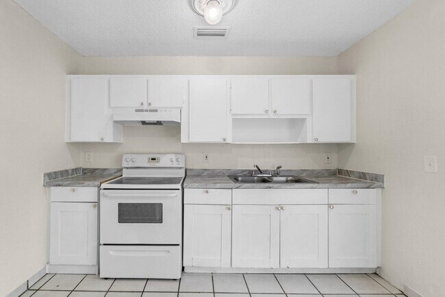 Building Photo - 4815 Gulfstream Rd