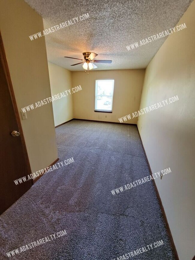 Building Photo - Spacious Duplex in Blue Valley-Available N...