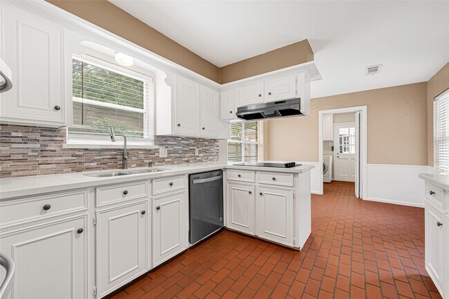 Building Photo - 5702 Vestavia Dr