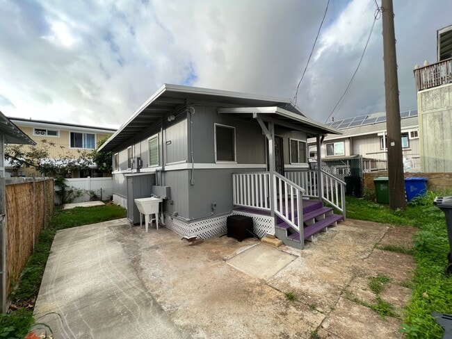 Building Photo - 3046C Harding Ave