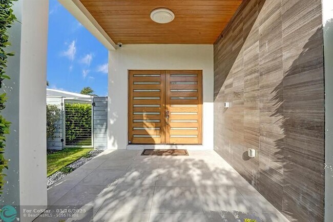 Building Photo - 1713 N Riverside Dr