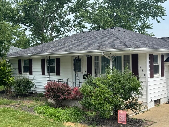 Building Photo - 745 Forde Ave