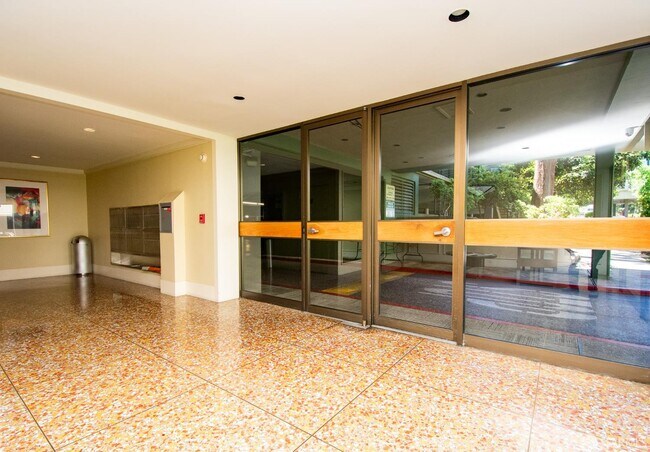 Building Photo - 816 N Delaware St