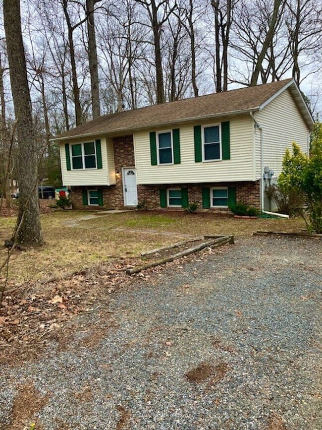Building Photo - SPACIOUS HOME ON LARGE LOT - 4 BEDS 2.5 BATHS