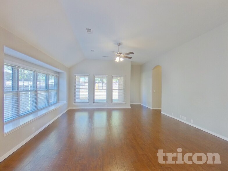 Building Photo - 541 Kerry St