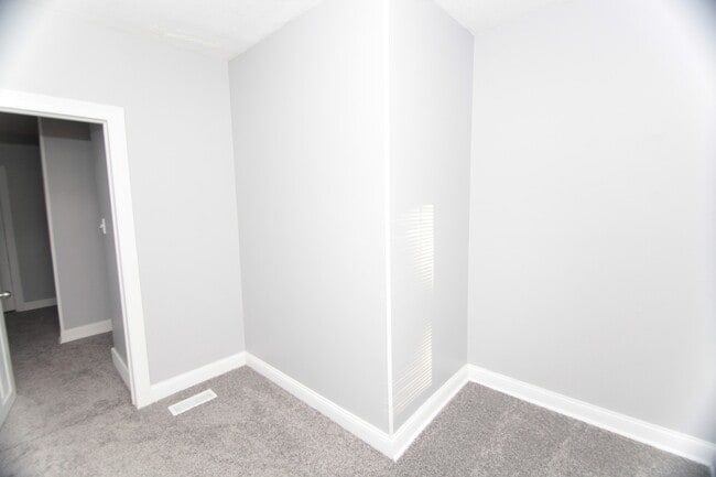 Building Photo - Spacious 4 Bed, 1.5 Bath Home with Central...