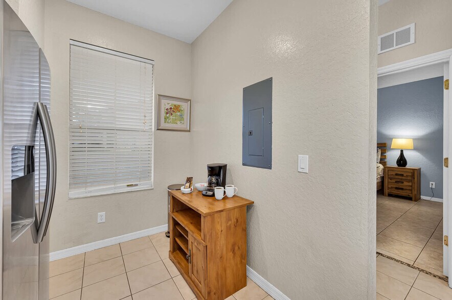 Building Photo - 557 Miramar Ave