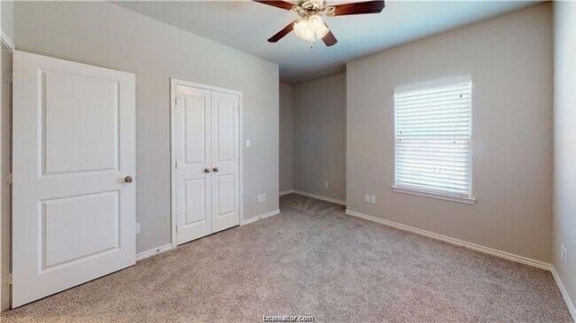 Building Photo - Rooms available in 4 bedroom house