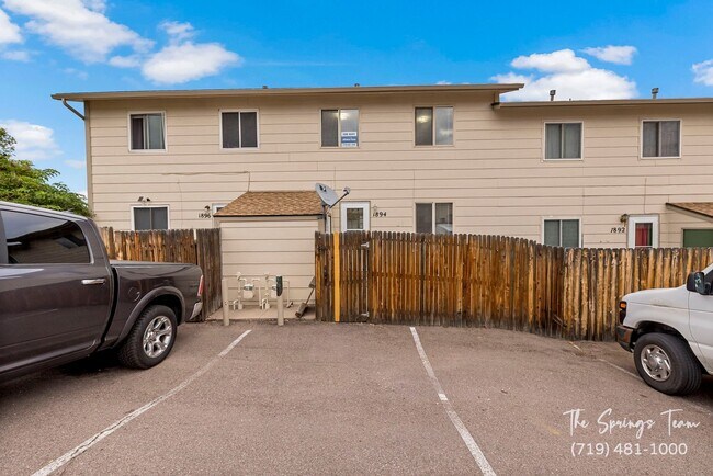 Building Photo - CHARMING 3BD/1.5BA TOWNHOME - NEW CARPET!