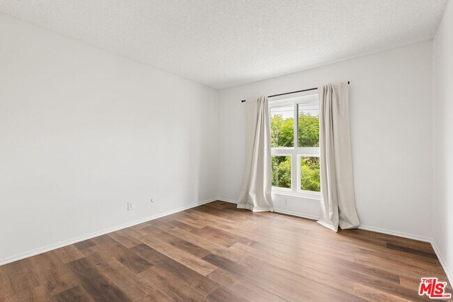 Building Photo - 6000 Canterbury Dr