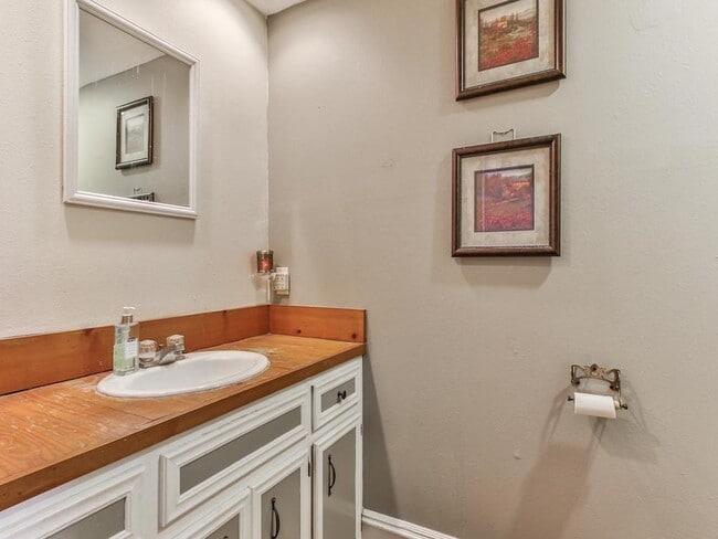 Building Photo - 509 E Luhn St