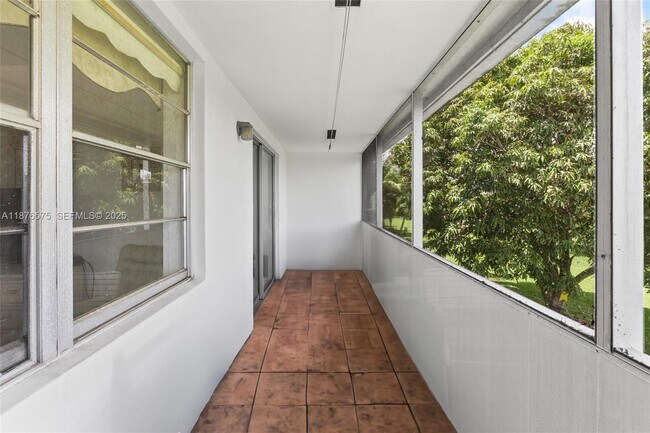 Building Photo - 431 Markham S