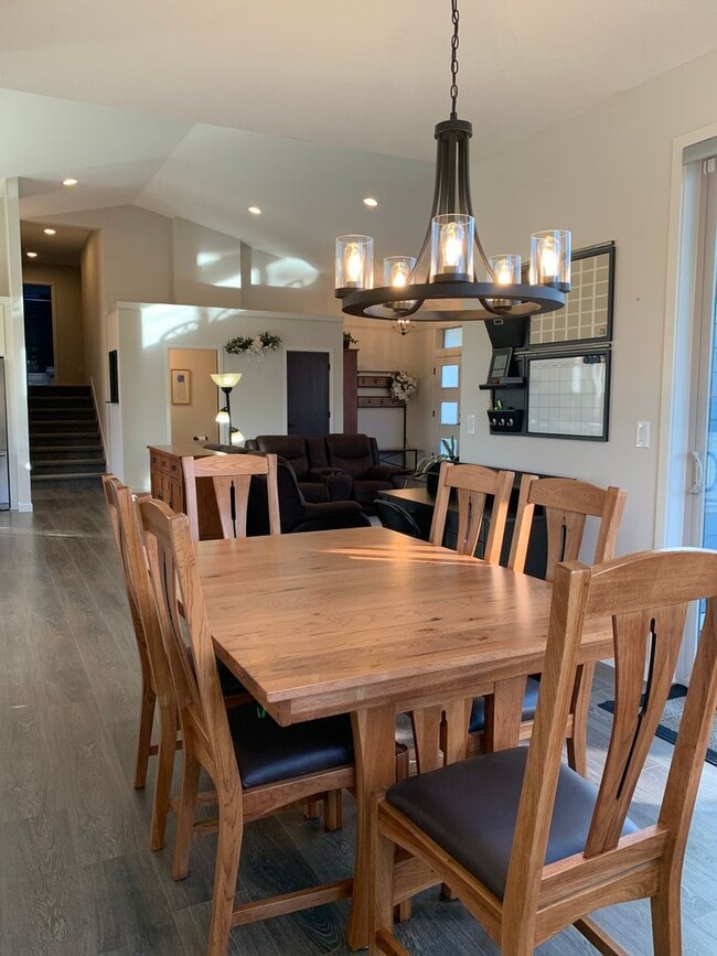 Building Photo - Beautiful Newly Custom Built Home! Vaulted Ceilings! Partially Furnished! Open Floor Plan!