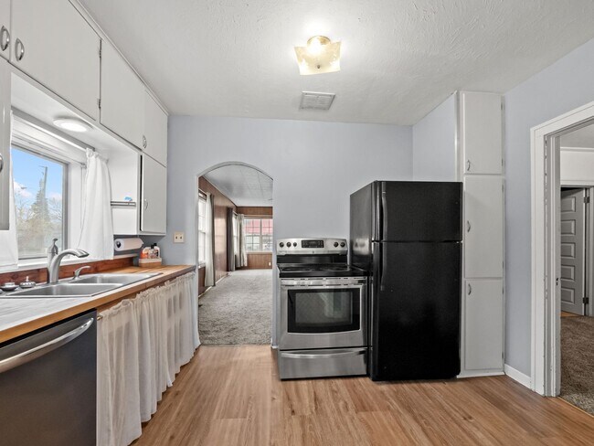 Building Photo - Peaceful northside home