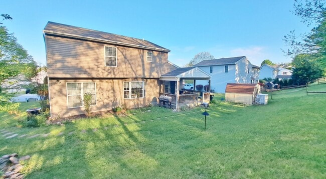 Building Photo - 3 Bed / 3 Bath Single Family Home