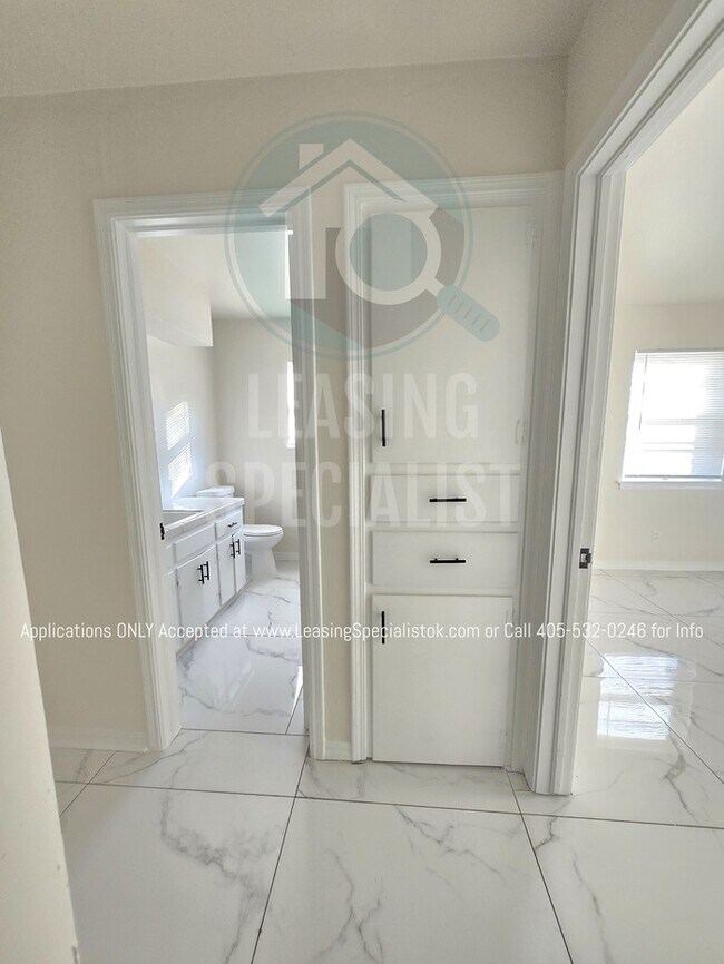 Building Photo - Spacious Village 3 Bed 2 Bath Home!