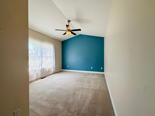 Building Photo - 3 Bedroom 2.5 Half Bath Townhouse with 2 Car Garage