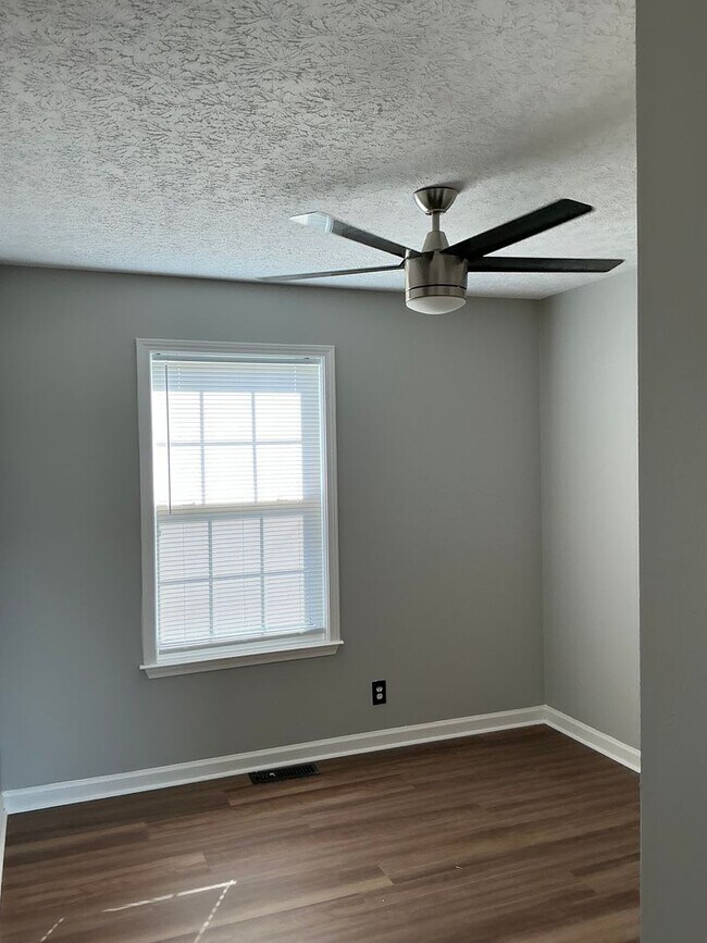 Building Photo - 714 Shetland Dr