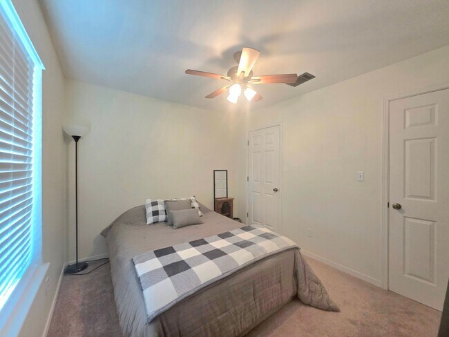 Building Photo - Inviting Woodridge Manor 3/2 Home with Fireplace and Fenced Yard