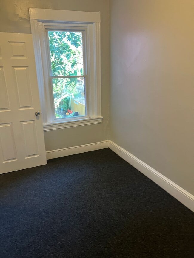 Building Photo - Lancaster City Large 4 bedroom