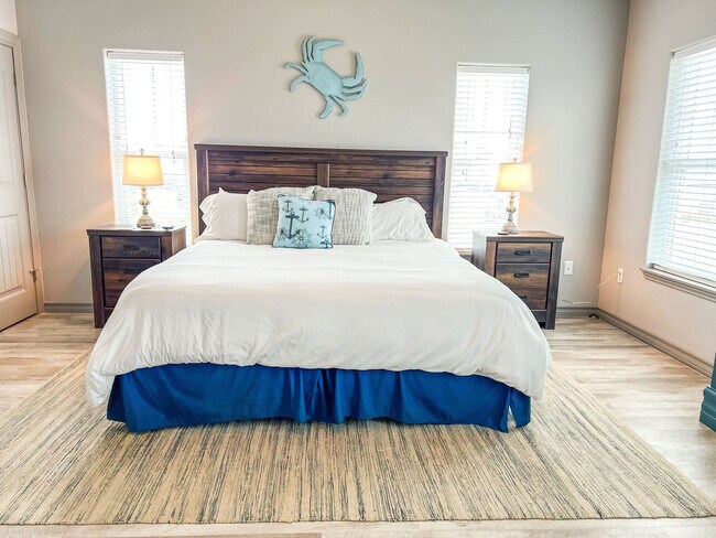 Building Photo - 4037 Summit Dr