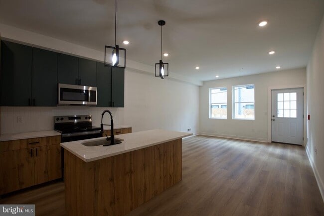 Building Photo - 1224 W Silver St