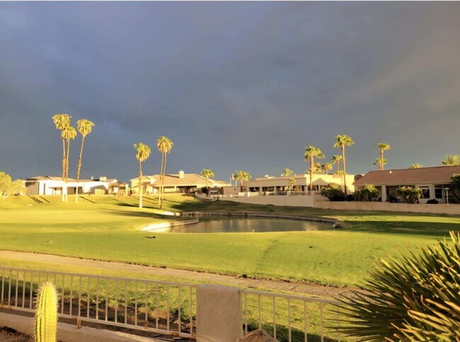 Building Photo - Large townhouse located on the golf course...