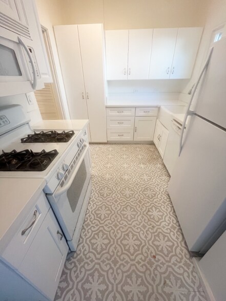 Building Photo - 244 Cliff Dr