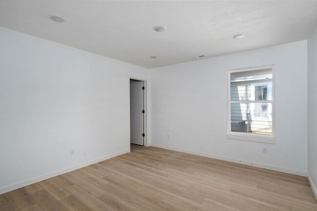 Building Photo - College students welcome! Brand new 3 bedr...