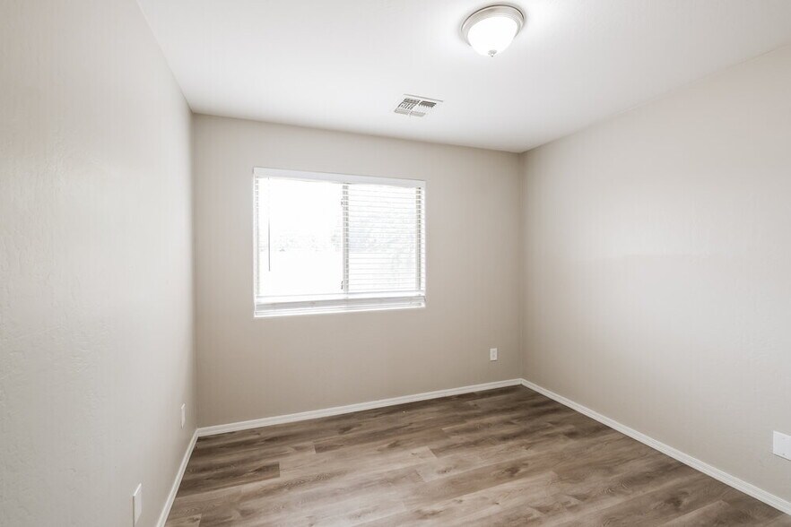 Building Photo - 1604 S 80th Ln