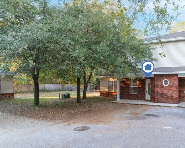 Building Photo - 827 Fairview Dr