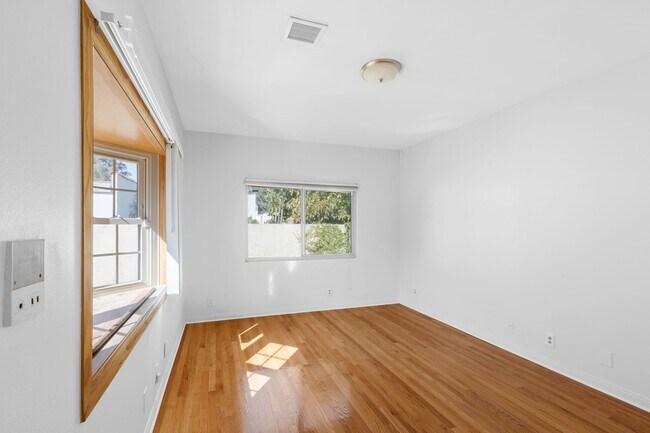 Building Photo - Spacious 4 BR 3 BA Home in Prime West L.A.
