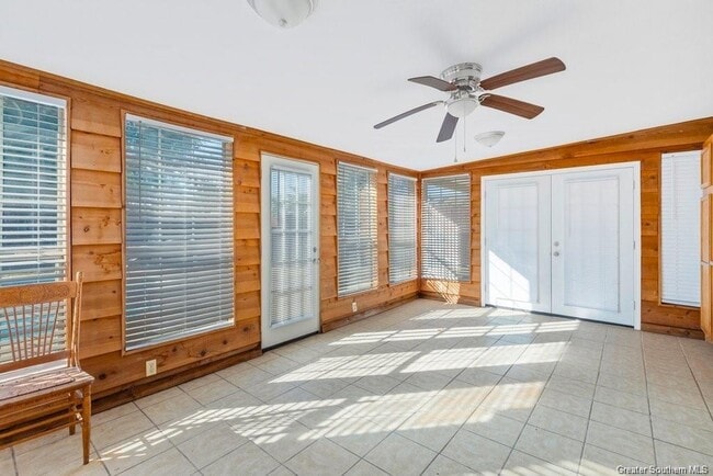 Building Photo - 4900 E St Charles Ave