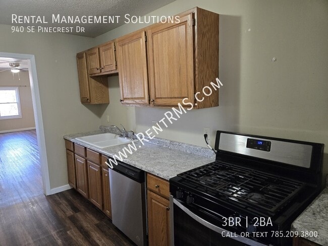 Building Photo - 940 SE Pinecrest Dr