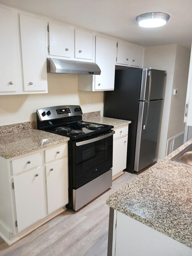Building Photo - 801 Betsy Ross Dr
