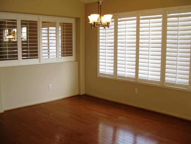 Building Photo - 3 Bed, 2 Baths, 1485 SF. 2 Car Garage, sin...