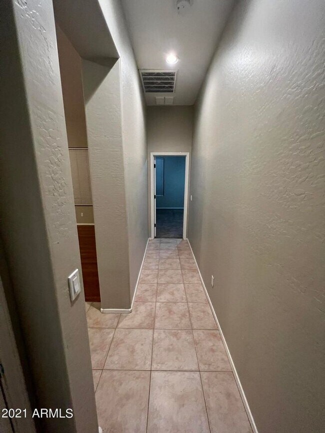 Building Photo - Beautiful 4 bedroom/ 2bath all on one story.