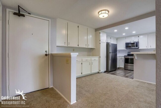 Building Photo - Breezy 2Bdm 2Ba Top-Floor Corner Condo with Mountain Views!