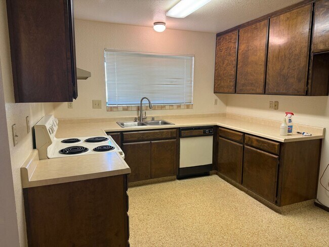 Building Photo - Holly