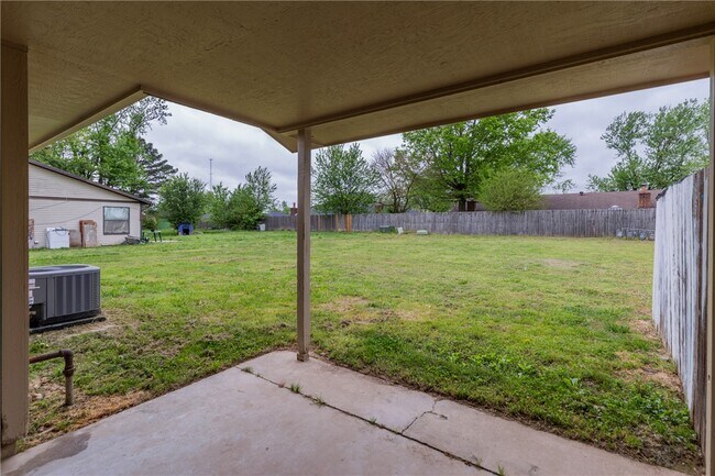 Building Photo - 1802 S 14th Pl