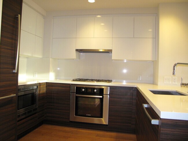 Building Photo - Exquisite 2 Bed/2 Bath Downtown Condo at I...