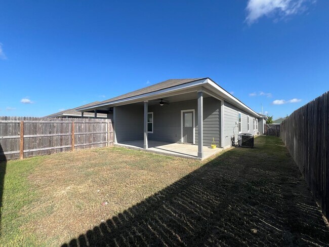 Building Photo - Luxury 3/2 Duplex in Seguin, Texas