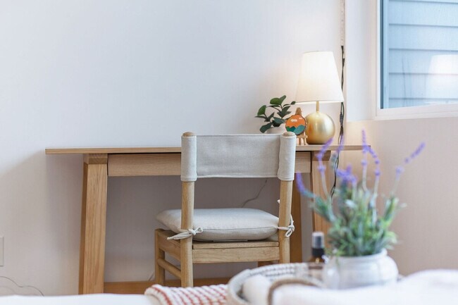 Building Photo - 628 10th Ave E