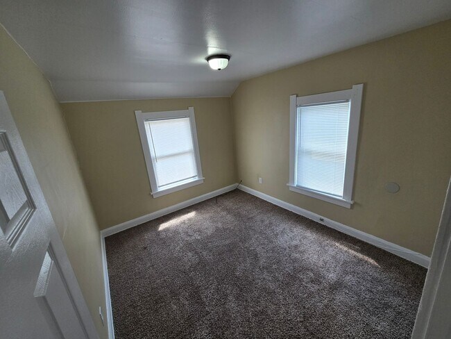 Building Photo - 3 Bedroom House