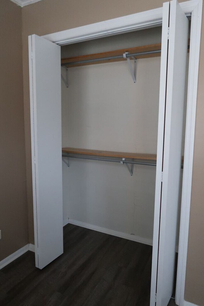 Building Photo - Very spacious condo on Lake Avenue! Lake Terrace #4 3bed/1bath $1900 per month includes assigned ...